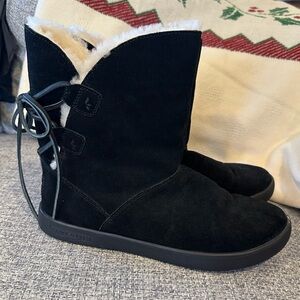 UGG Koolaburra Women's Short Shazi
Boots Sherpa Zip Closure size 7